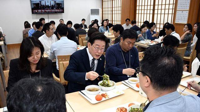 李 “부동산 진폭 줄여야”…대출규제엔 “구체적 타당성 계속 검증”