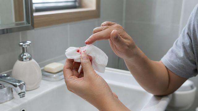 [건강꿀팁] 코피 나면 '고개'를 젖히지 마세요, 피를 삼키면 속이 뒤집힙니다