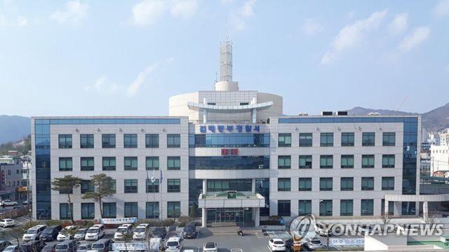김해서 편의점 현금인출기 부수고 570만원 훔친 20대 2명 구속