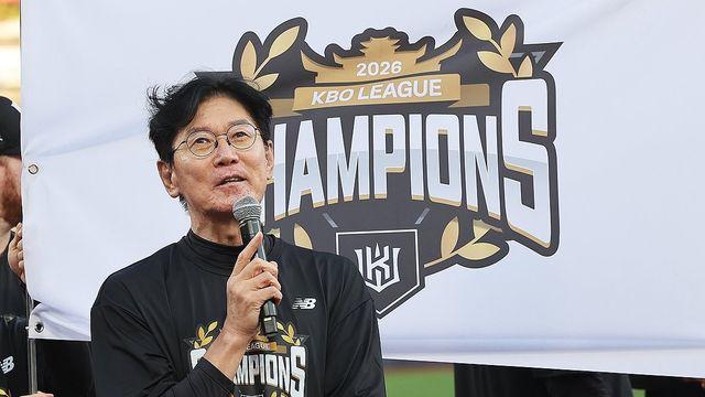 kt 이강철 감독, 프로야구 사령탑 역대 최고 3년 34억원 재계약