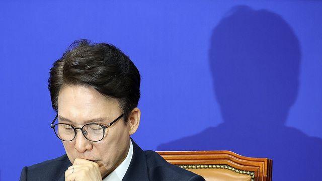 與, 김민석 '응급환자 구역 주차' 논란에 
