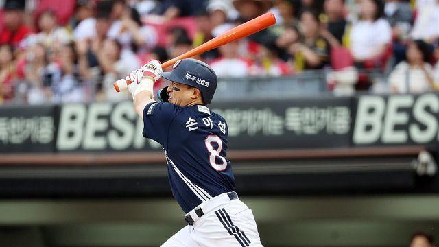 '통산 최다안타 3위' 손아섭, 두산에서 방출…선수 생명 갈림길
