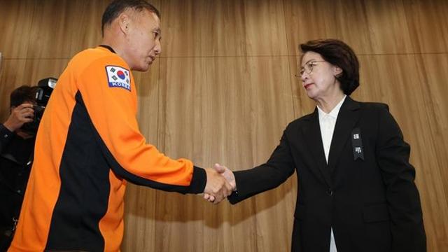 추미애, 소방관들 '직접' 만나...