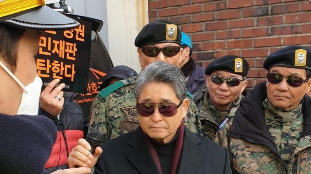 '5·18 북한군 개입설' 유포한 보수논객지만원…경찰, 구속영장 신청