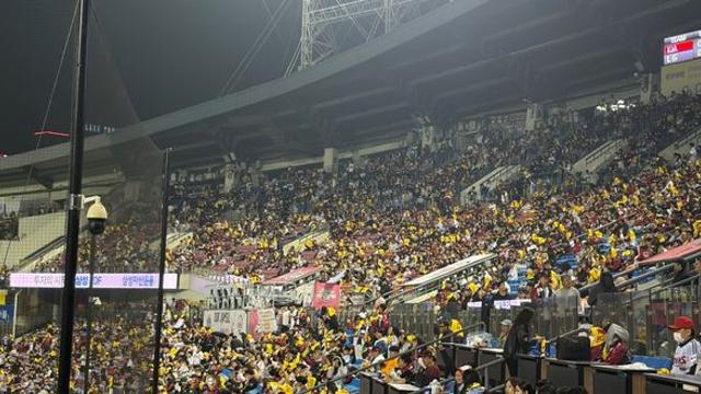 예매 전쟁 통해 비싸게 입장권 샀지만, 1-13 패배에 자리 떠난 LG 팬들