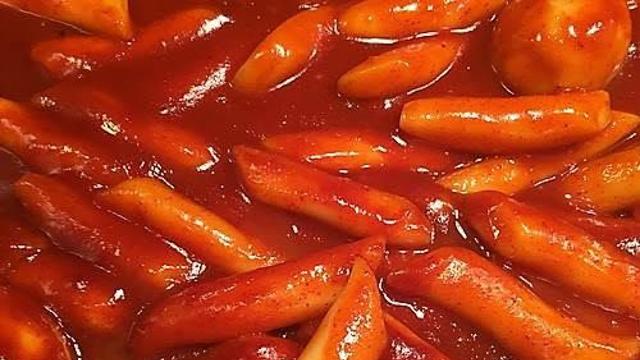 '34㎏' 아버지 굶겨 숨지게 한 딸…혼자 떡볶이 먹었다
