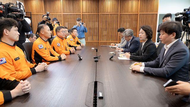 추미애, 소방공무원들 만나 '재정 빨대' 발언 직접 사과