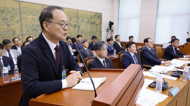 '국대 손흥민 논란' 국감서도 거론…"선수들이 손흥민 이름 대신 '7번'이라고 부른다는데…"