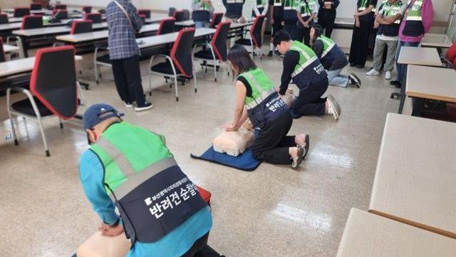 부산 반려견 순찰대, CPR 교육 실습…최초 대응력 높여