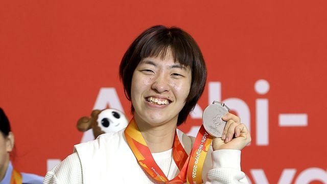 결승 패배에도 웃은 펜싱 권효경…은빛 찌르기로 슬럼프 뚫었다