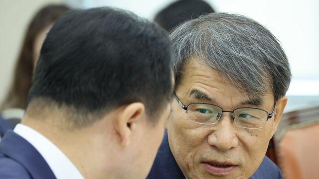 특검, '외유출장 의혹' 노태악 자택 압수수색…휴대전화 확보(종합)