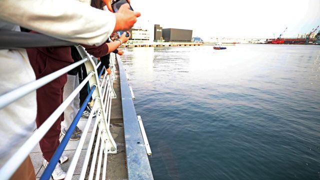 “부캉아 잘 가”…북항 떠난 흑상어, 세 번째 유도 끝 바다로
