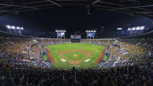 잠실구장 마지막 함께한 2만3650관중…KBO, PS 41연속 경기 매진 [현장리포트]