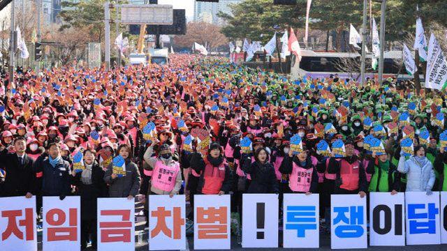 비정규직 867만명 시대…정규직과 임금격차 200만원 육박