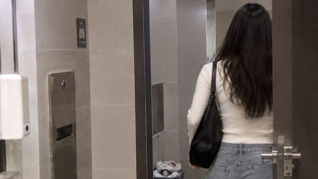 직장 화장실서 출산 뒤 쓰레기통에 버린 20대…아기는 결국
