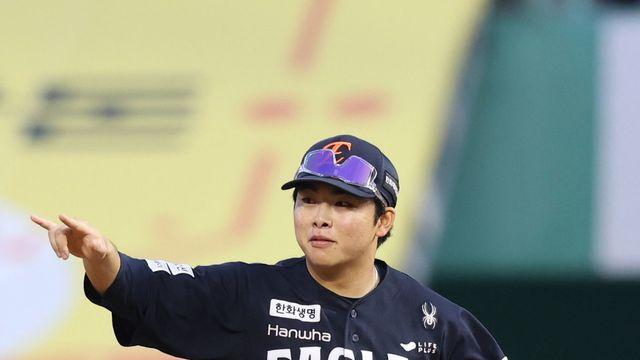 2루수 다시 도전하는 한화 문현빈…류지현 감독, 2026년까지 일단 지켜본다