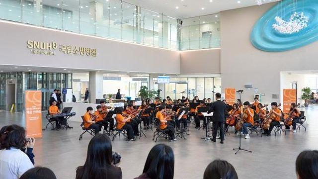 한화청소년오케스트라, 국립소방병원서 환자·의료진 위해 연주