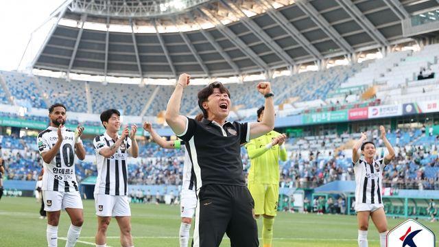 [서울 V7①] 서울을 서울답게…우승 약속 지킨 김기동 감독의 리더십