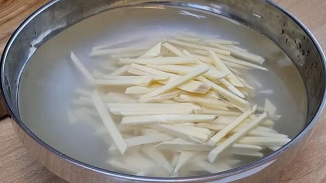 고구마 제발 삶지 마세요...'채 썰어' 물에 넣어야 제대로 먹는 겁니다