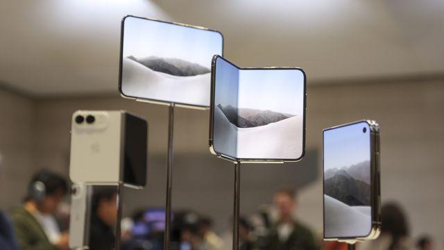 ‘아이폰 듀오’ 글로벌 출시 첫날 품귀… 온라인 배송만 석 달