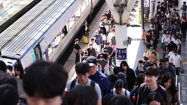 지방 떠나 수도권 간 청년들, 그대로 남아 있는 경우보다 연봉이 무려 '이만큼' 차이 난다