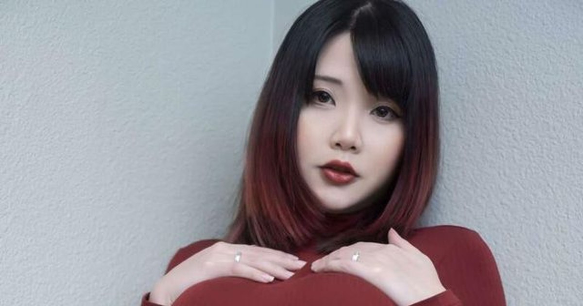 빨간 하이레그에 스타킹