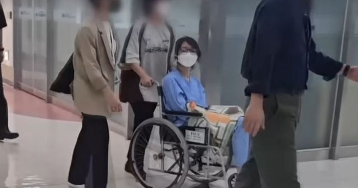 휠체어에 앉아 병원 찾은 김건희 여사