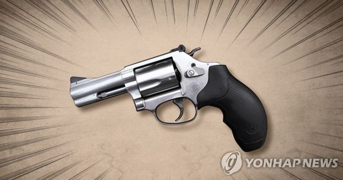 "실제 리볼버 권총…