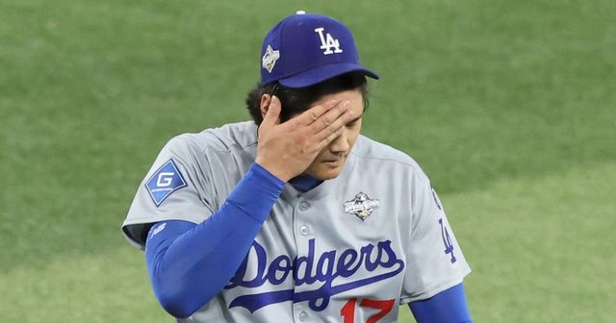 투수 오타니 고개를…
