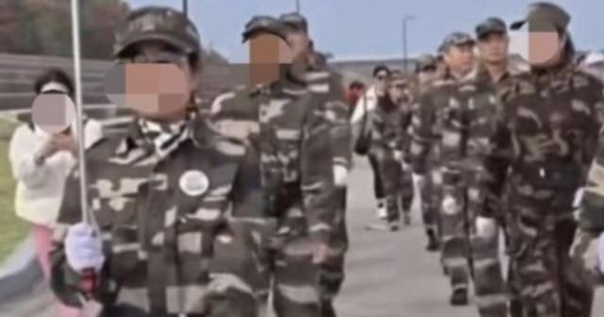 ソウル漢江公園で軍服…