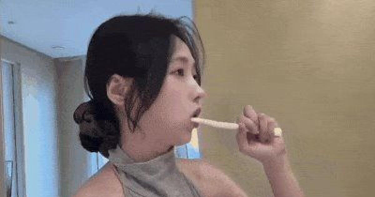 여자친구 자세 교정…