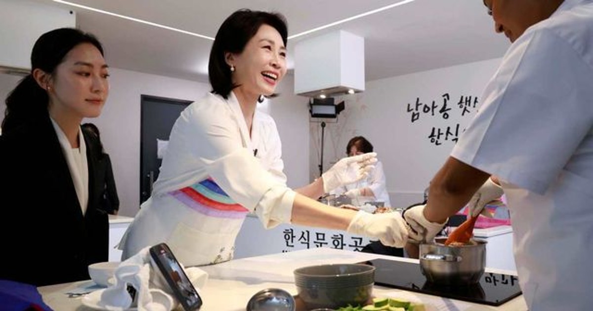 김혜경 여사 “김치는 찢어 먹으면 더