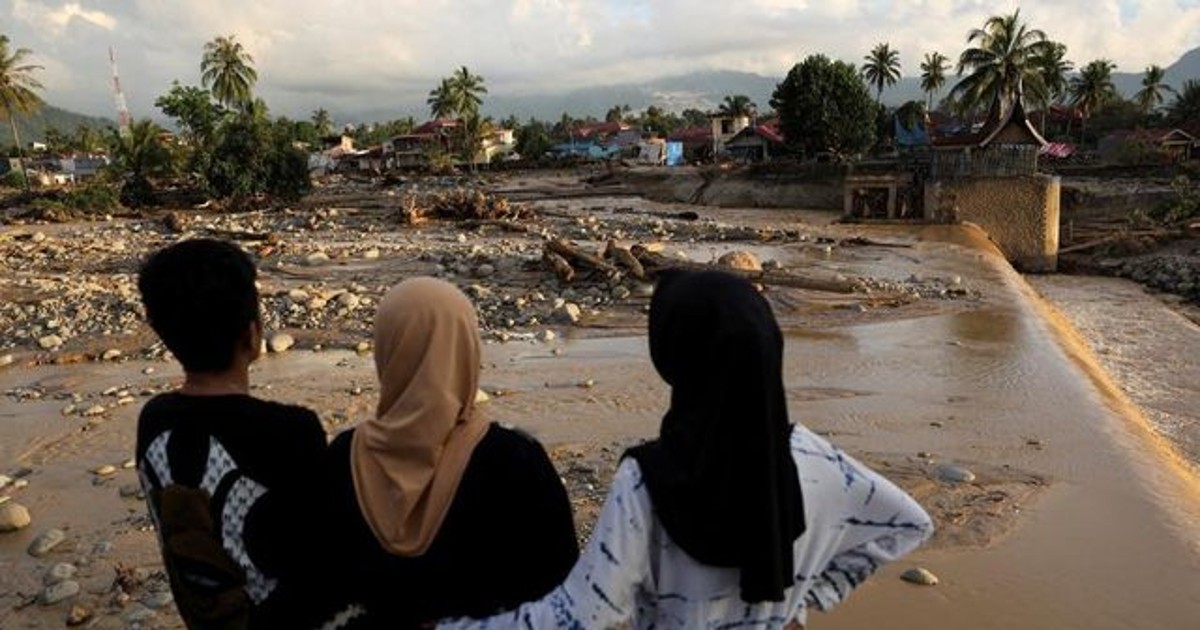 인도네시아 홍수: 실종자 수백 명 수색 중
