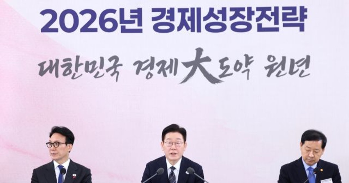 李대통령 경제성장 과실, 모두가 함께 나눠야…올해 2% 성장 예상