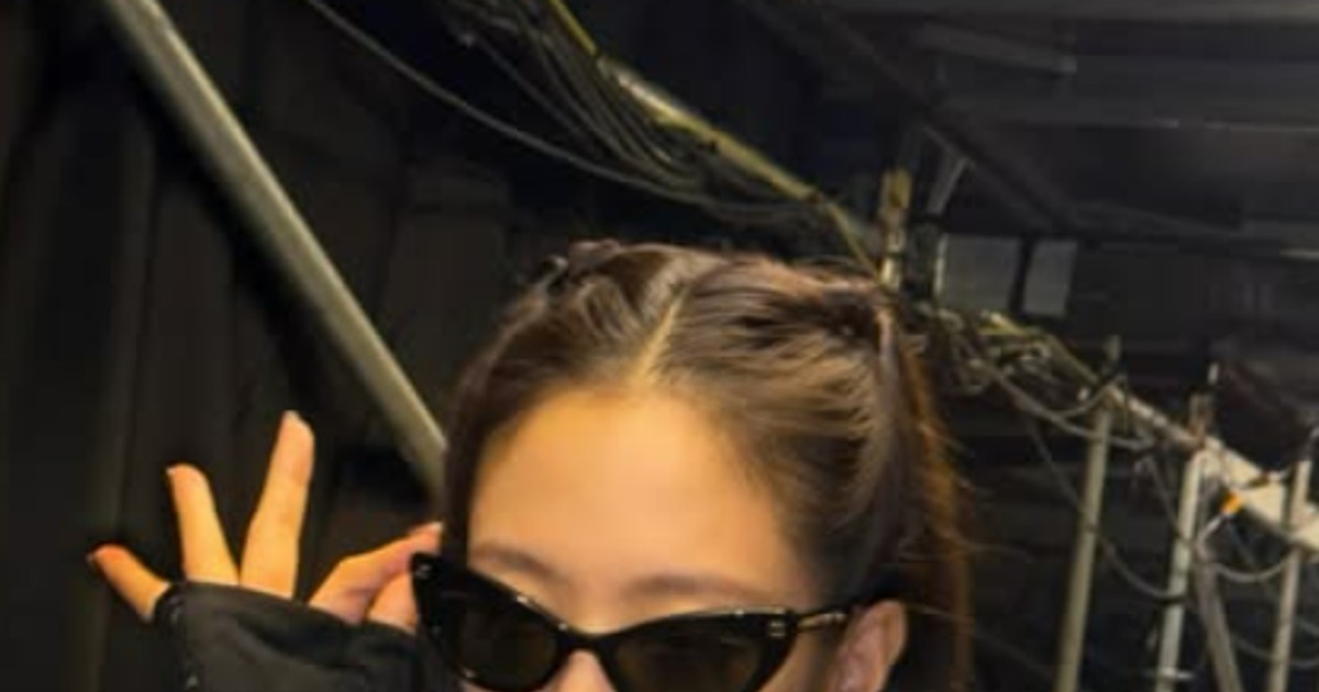 이러니 안 반해?...제니, 윙크부터 캣아이까지 무대 뒤 반전 모먼트 [AI 포토컷]