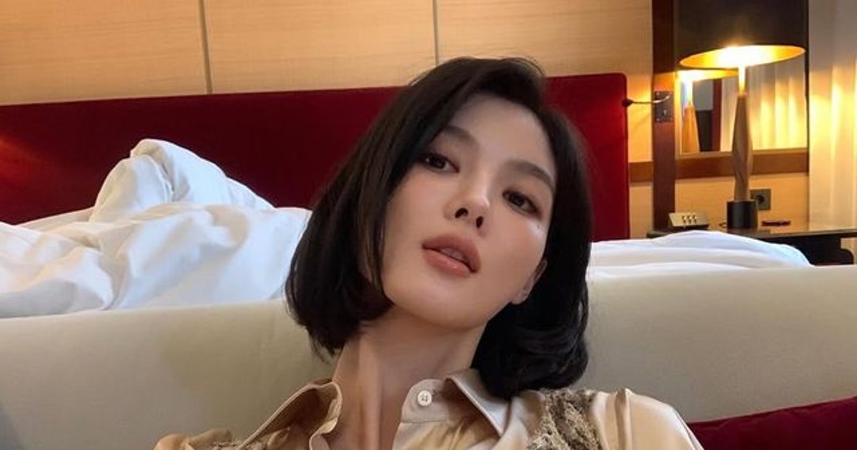 김유정, 호텔 침대서 찰칵…단발 변신하니 성숙미 폭발 [DA★]