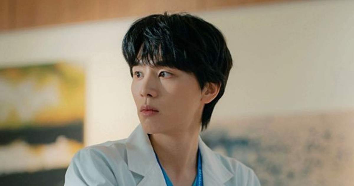 어쩐지 닮았더라… 닥터X 인턴 의사, 알고 보니 이 대스타 친동생?