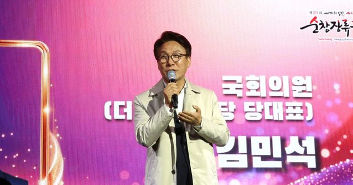 가수 공연 중 마이크 뺏은 정치인, 현장 분위기 실화냐?